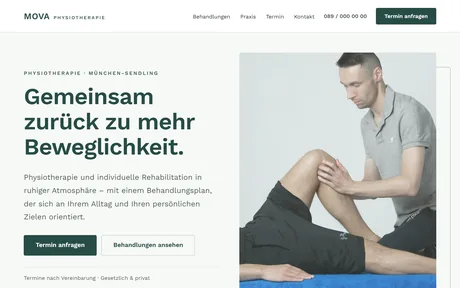 Vorschau der Beispielseite für Praxis MOVA: helle Bühne mit Behandlungsszene.
