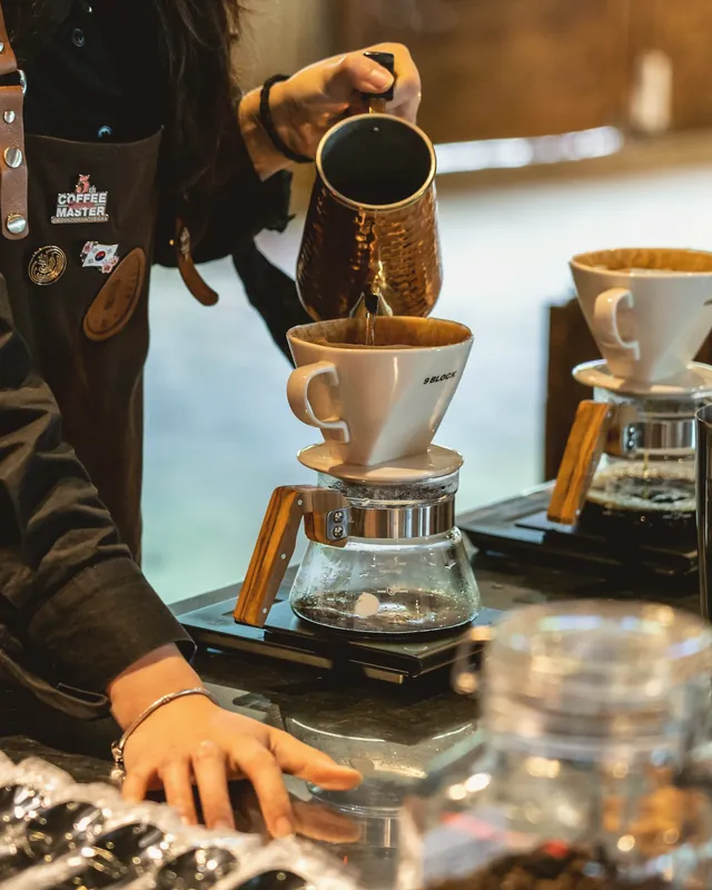 Filterkaffee wird am Tresen in eine Tasse aufgegossen.